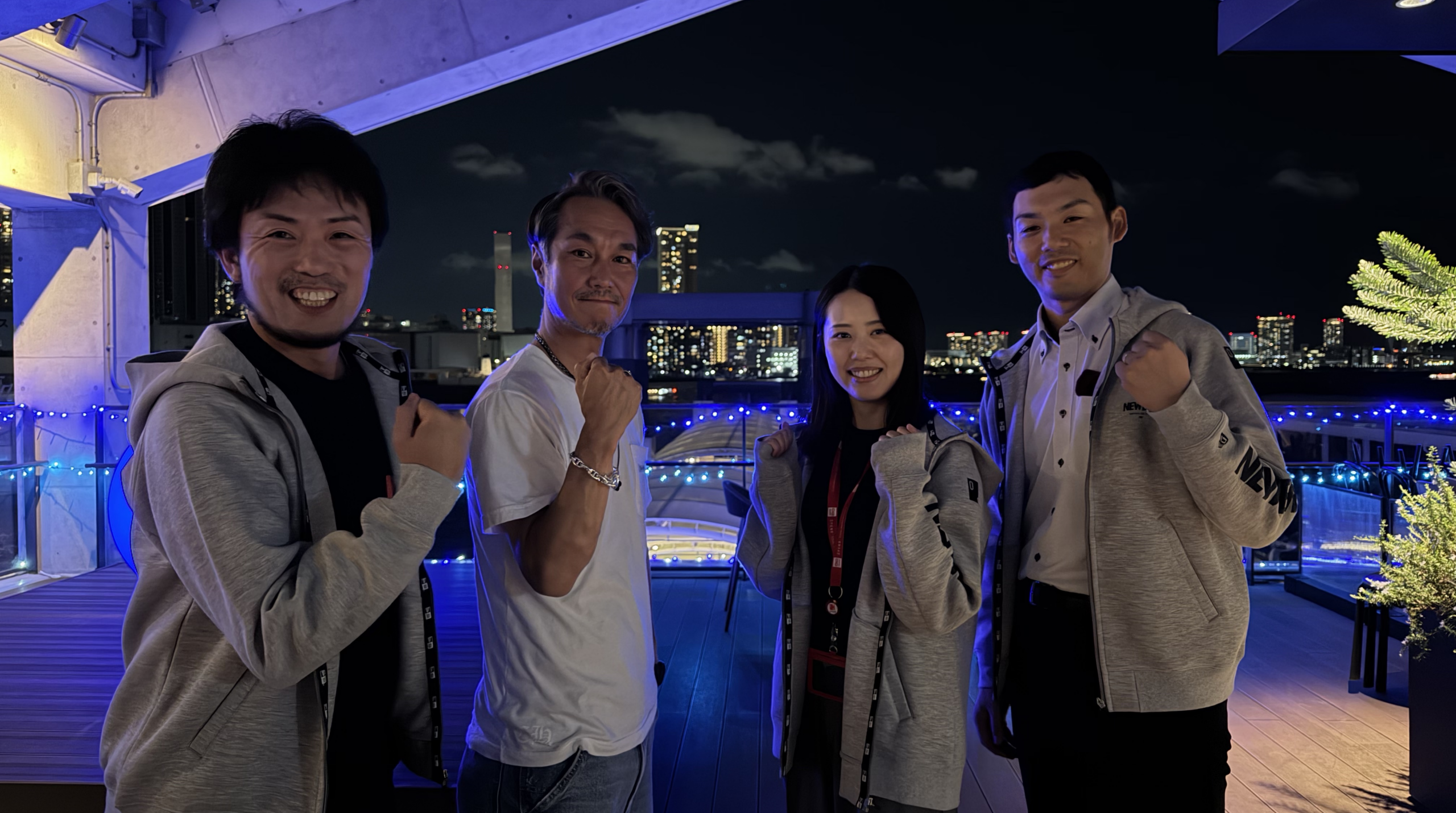 08Valueデザインパーカーと表彰メンバー